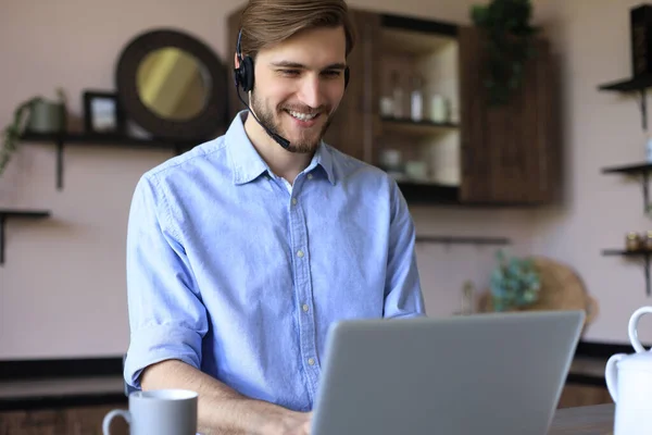 Homme Confiant Portant Casque Parlant Regardant Formation Webinaire Affaires Écoutant — Photo