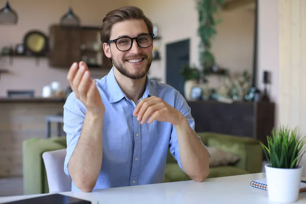 Sonriente Hombre Negocios Guapo Está Sentado Escritorio Tener Videollamada Conversación —  Fotos de Stock