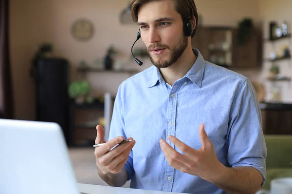 Selbstbewusster Mann Mit Headset Der Spricht Und Business Webinar Schulungen — Stockfoto