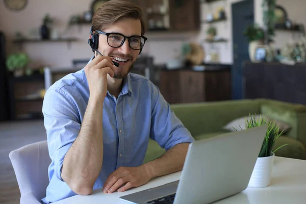 Jovem Empresário Freelancer Concentrado Usando Laptop Para Videoconferência Trabalhando Remotamente — Fotografia de Stock