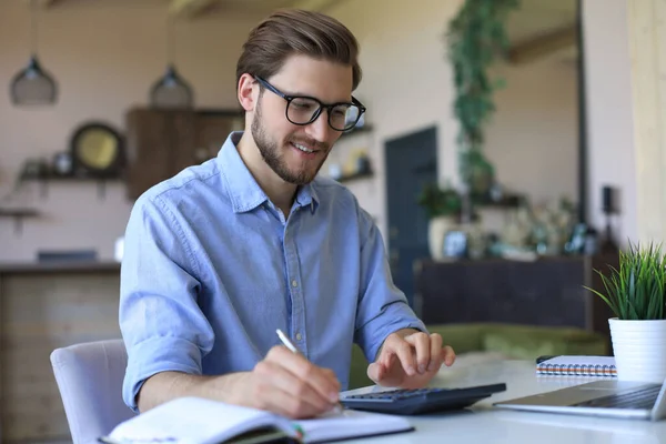 Feliz Joven Hombre Negocios Está Analizando Documentos Financieros Desde Casa — Foto de Stock