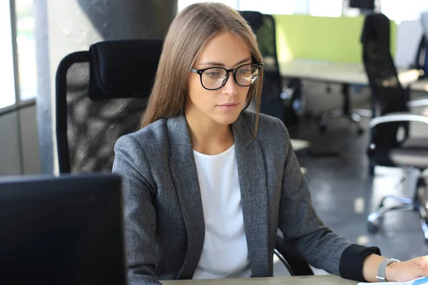 Hermosa Mujer Negocios Está Examinando Documentos Mientras Está Sentada Oficina — Foto de Stock