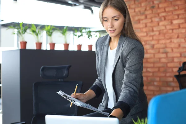 Hermosa Mujer Negocios Está Examinando Documentos Mientras Trabaja Oficina — Foto de Stock