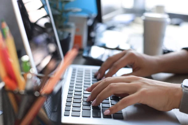 Närbild Kvinnliga Händer Upptagen Skriva Laptop Moderna Kontor — Stockfoto