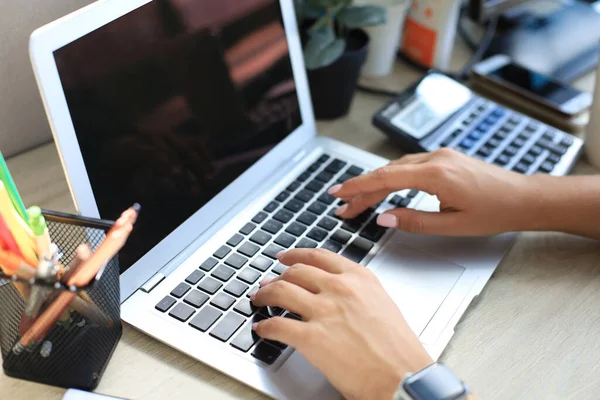 Vrouw Handen Drukken Toetsen Een Laptop Toetsenbord Kantoor — Stockfoto