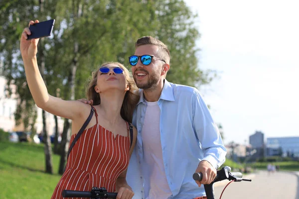 Szeretetteljes Vidám Boldog Pár Vesz Selfie Város — Stock Fotó