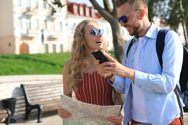 Casal Encantador Férias Estão Olhando Para Mapa Para Direção — Fotografia de Stock