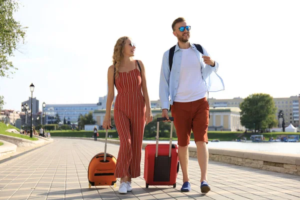 Vacances Été Concept Touristique Couple Souriant Avec Bagage — Photo