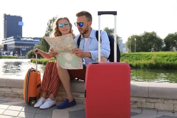 Casal Encantador Férias Estão Olhando Para Mapa Para Direção — Fotografia de Stock