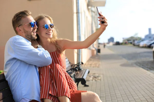 Romántica Pareja Joven Ropa Verano Sonriendo Tomando Selfie Mientras Sienta — Foto de Stock