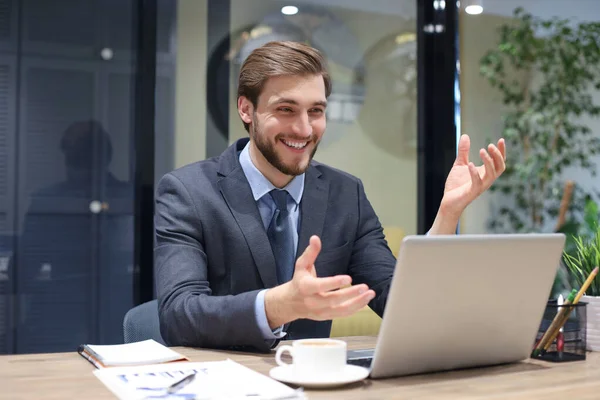 Sonriente Joven Hombre Negocios Teniendo Videollamada Oficina — Foto de Stock