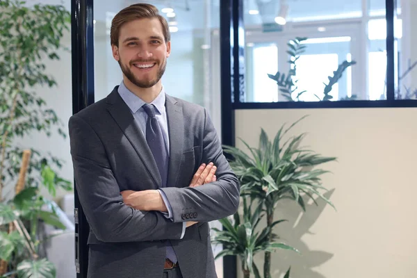 Retrato Hombre Negocios Feliz Con Los Brazos Cruzados Pie Oficina —  Fotos de Stock