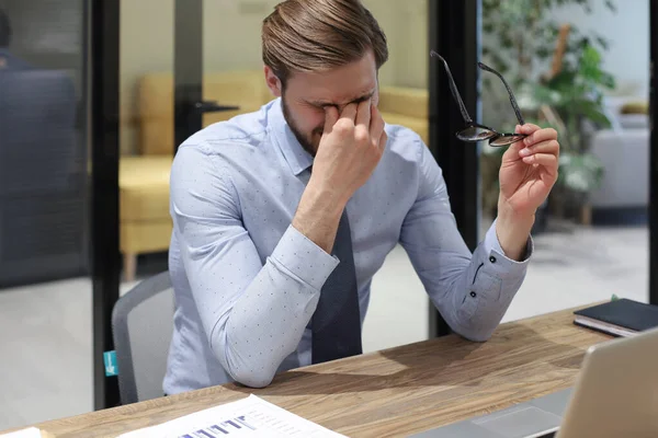 Ofiste Çalışırken Yüzüne Elleriyle Dokunan Gözleri Kapalı Yakışıklı Genç Bir — Stok fotoğraf