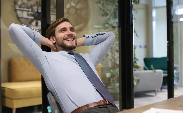 Uśmiechnięty Przystojny Biznesmen Relaksujący Się Nowoczesnym Biurze — Zdjęcie stockowe