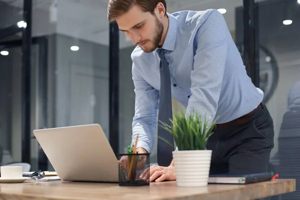 Młody Nowoczesny Biznesmen Analizujący Dane Pomocą Laptopa Podczas Pracy Biurze — Zdjęcie stockowe