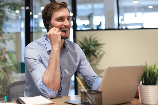 Freundlich Lächelnde Hübsche Junge Männliche Callcenter Betreiber — Stockfoto