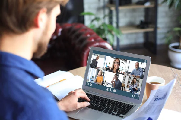 Επιχειρηματίας μιλούν για την κλήση βίντεο με τους συναδέλφους σε απευθείας σύνδεση ενημέρωση κατά τη διάρκεια της αυτο απομόνωση και καραντίνα. Webcam ομαδικό συνέδριο με συναδέλφους στο laptop στο γραφείο. — Φωτογραφία Αρχείου