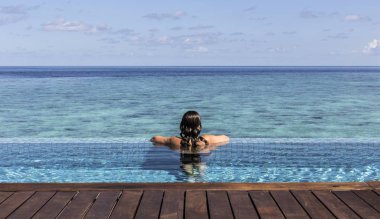 kadın sonsuzluk havuzunda