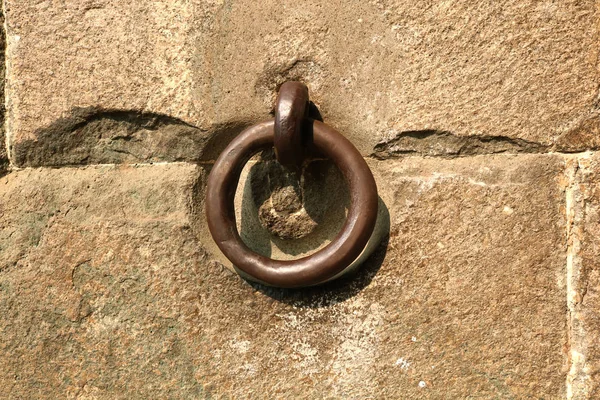 Żelazny Pierścień Tle Zabytkowej Kamiennej Ściany — Zdjęcie stockowe