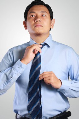 Asya işadamı ayarlamak onun boyun kravat