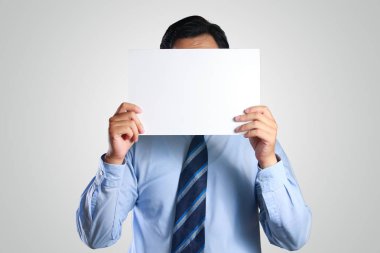 İşadamı yüzü beyaz kağıt arkasında saklanıyor
