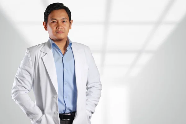 Joven atractivo asiático macho doctor sonriendo — Foto de Stock