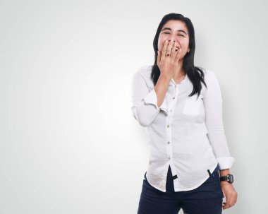 Beyaz üzerinde mutlu Asyalı kadın