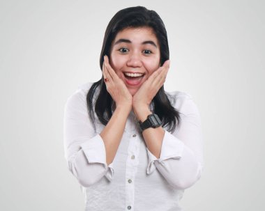 Heyecanlı ve sürpriz genç Asya iş kadını