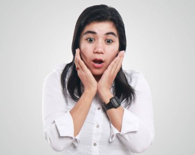 Heyecanlı ve sürpriz genç Asya iş kadını