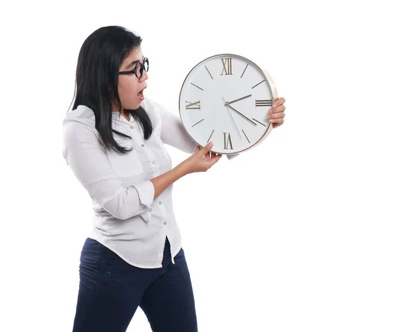 Wstrząśnięty Asian kobieta pokazuje czas na zegarze — Zdjęcie stockowe