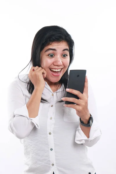Счастливая азиатка со своим смартфоном — стоковое фото