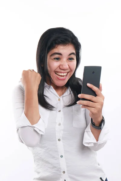 Mulher asiática feliz com seu telefone inteligente — Fotografia de Stock