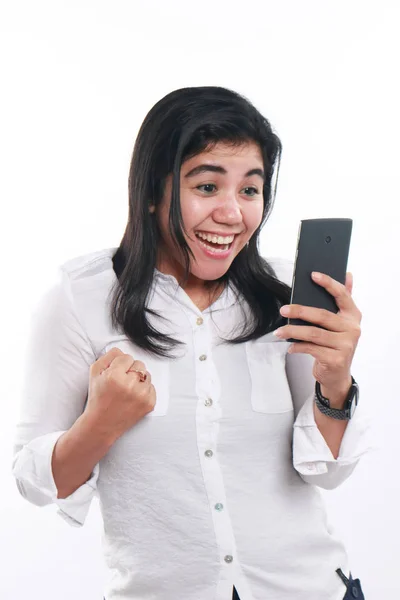 Mulher asiática feliz com seu telefone inteligente — Fotografia de Stock
