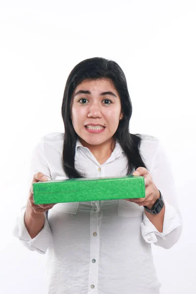 Donna asiatica che dà confezione regalo verde — Foto Stock