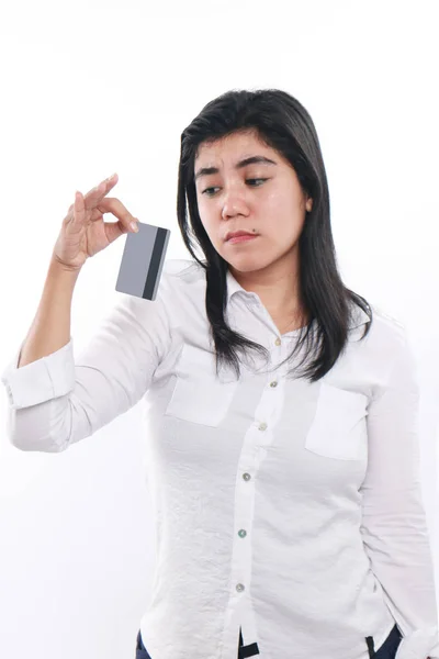 Triste mulher asiática com seu cartão de crédito — Fotografia de Stock