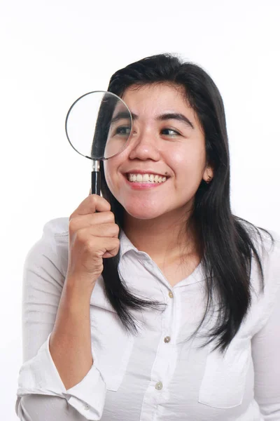 Glad asiatisk kvinna med förstoringsglas — Stockfoto