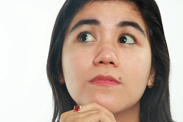 Retrato de una joven mujer asiática pensando — Foto de Stock