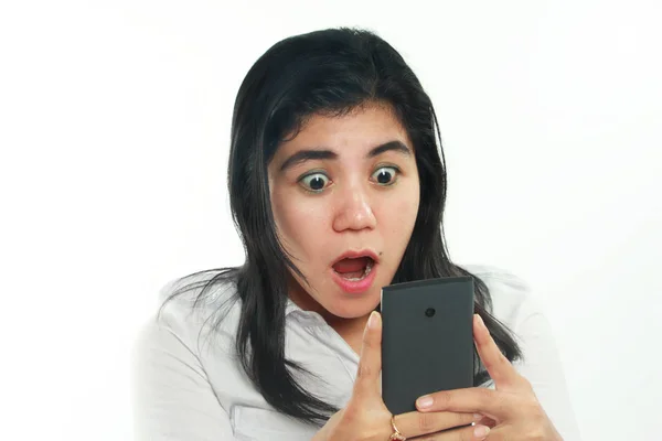 Chocado ásia mulher com ela inteligente telefone — Fotografia de Stock