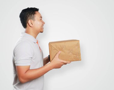 Paket kutu veren komik genç Asyalı kurye adam