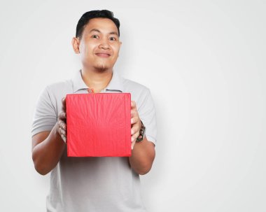 Hediye kutusu veren komik genç Asyalı adam