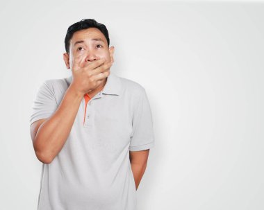 Komik genç Asyalı adam sert ağlıyor