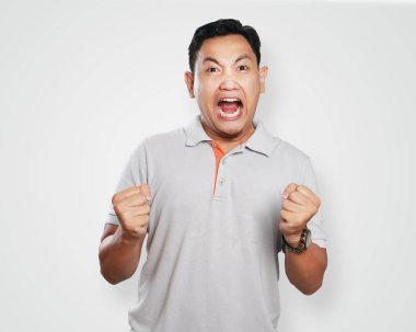 Komik genç Asyalı adam çığlık