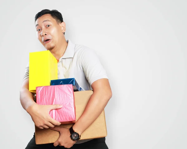 Divertido joven asiático chico sosteniendo un montón de caja de regalo —  Fotos de Stock