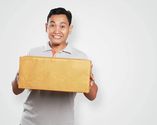 Άντρας αστεία Νεαρά ασιατικές Courier δίνοντας πακέτο κουτί — Φωτογραφία Αρχείου