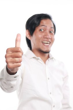 Jest yukarı gösteren komik Asya adam