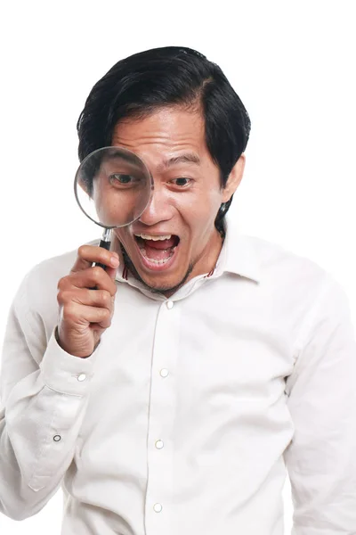 Ευτυχισμένος άνθρωπος Ασίας με μεγεθυντικό φακό — Φωτογραφία Αρχείου
