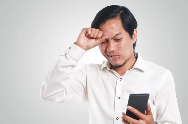 Chocado ásia homem com seu inteligente telefone — Fotografia de Stock