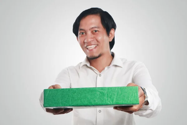 Azjatycki człowiek dając zielone pudełko pakiet — Zdjęcie stockowe