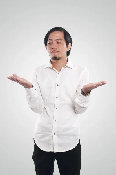 Engraçado jovem asiático homem mostrando sua palma aberta — Fotografia de Stock
