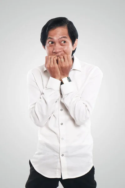 Orolig asiatiska affärsman i rädd gest — Stockfoto